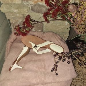 Coach white leather thong kitten heel sandals 7 guc